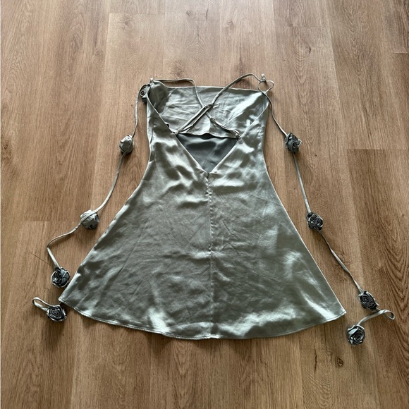 elliatt aria blue 3d floral accent cowl neck satin mini dress size small NEW - Picture 7 of 11